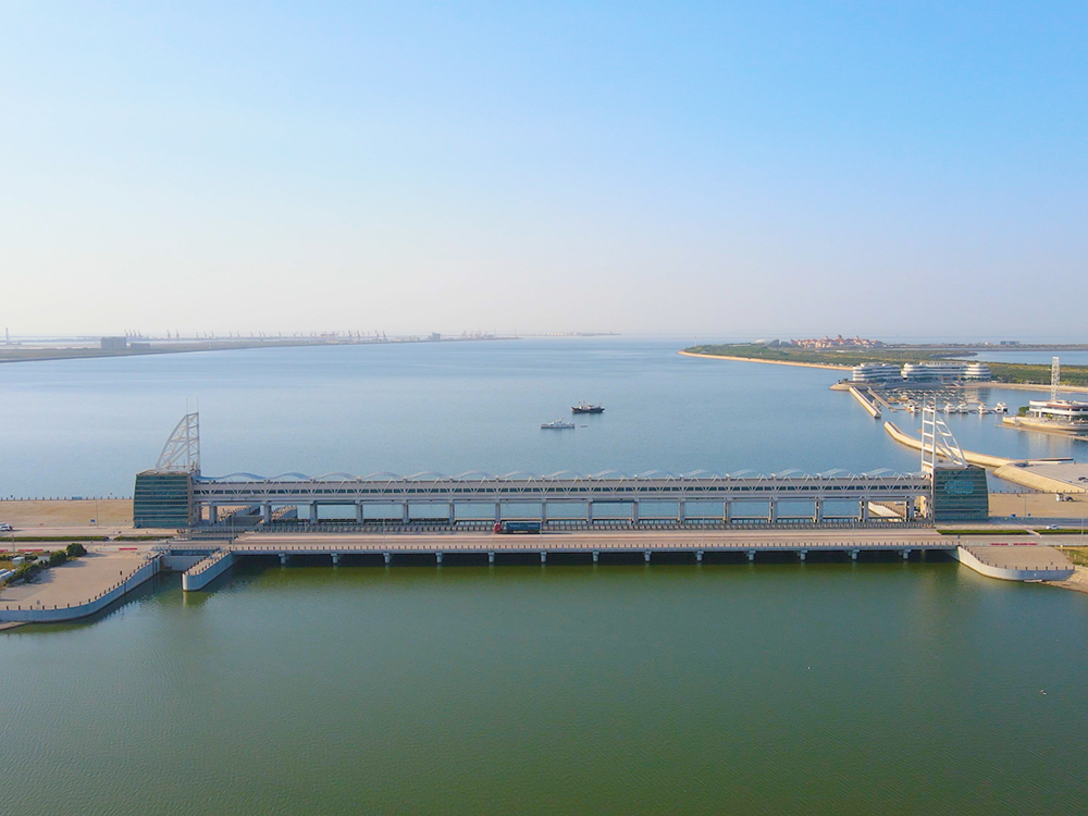 濰坊白浪河防潮閘：建于入海口粉沙質(zhì)海岸潮下帶，與船閘共用邊墩，