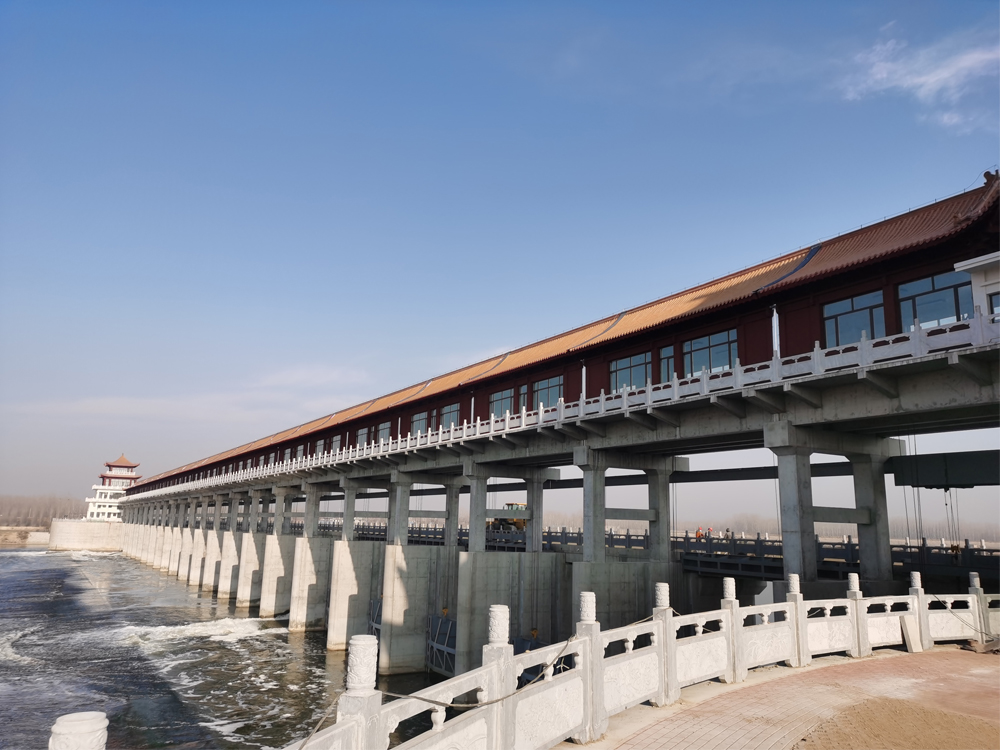 寧陽縣堽城壩攔河閘，由鋼閘門及鋼壩結(jié)合的大型水閘